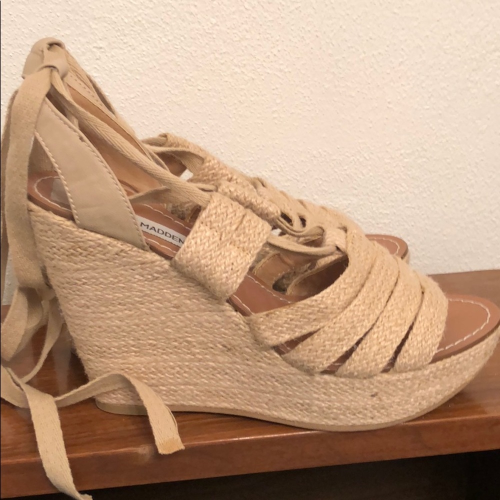 Size 9.5 Steve Madden tan ankle tie espadrilles.